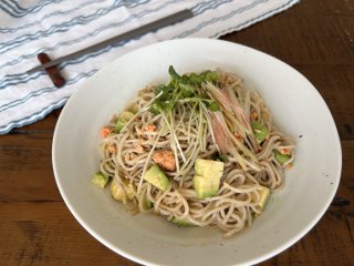 ズボラ最強!「流水麺」で汁なし『鮭マヨアボカド混ぜそば』をガッツリ