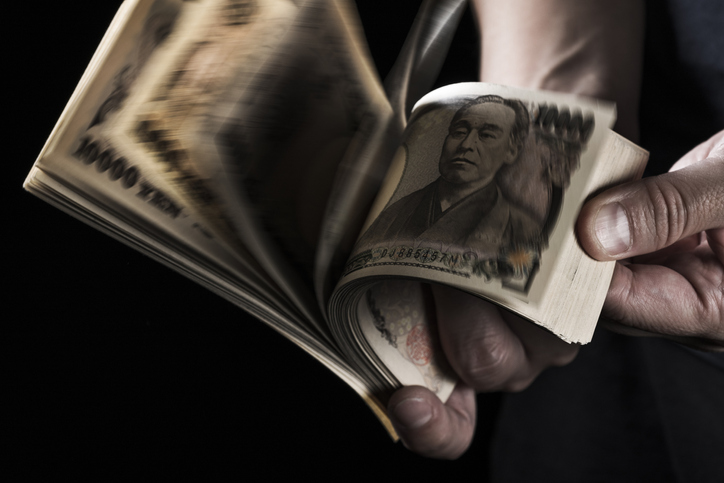 このお金で…（写真:iStock）