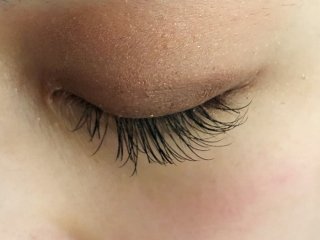 エクステでケバく見えちゃうなんて！（C）コクハク