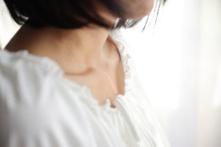 デコルテ周りのツヤを忘れずに（写真:iStock）