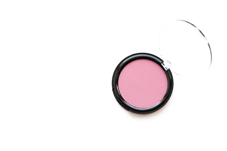 クリームチークで血色感を出して（写真:iStock）