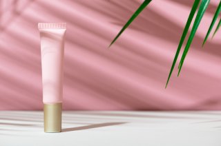 ベースメイクでツヤを（写真:iStock）