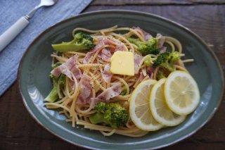 グラグラ茹でずに“ぽきっ”とレンチン一発!「ベーコンの生レモンパスタ」