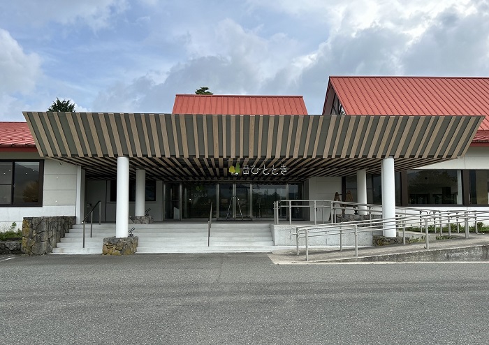 レトロな赤い屋根の外観 （C）コクハク