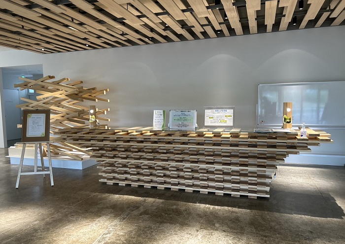 エントランスはほんのり木の香り。木材は真庭産のもの （C）コクハク