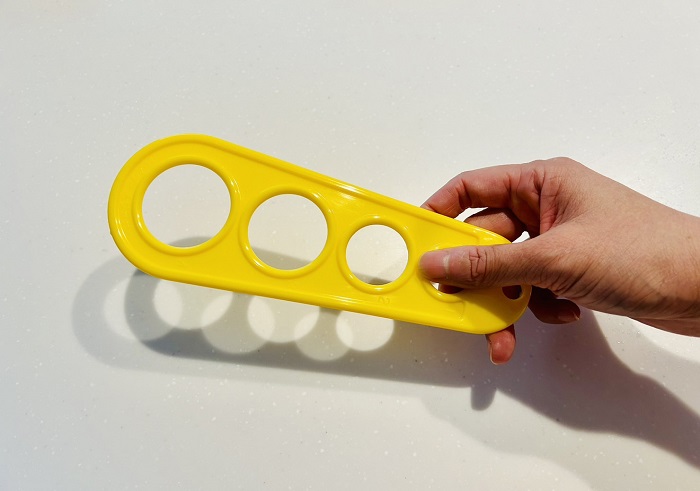 2歳児がオモチャと勘違いしているパスタスケール。確かに色がそれっぽい（C）コクハク