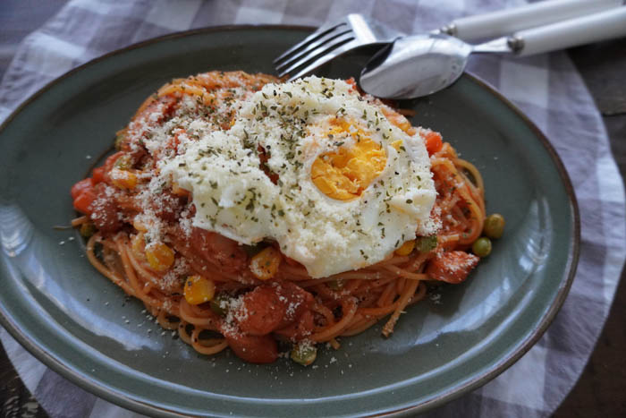 目玉焼きがのっているだけで、なぜかテンションが上がります。（写真:およね、以下同／無断転載禁止）