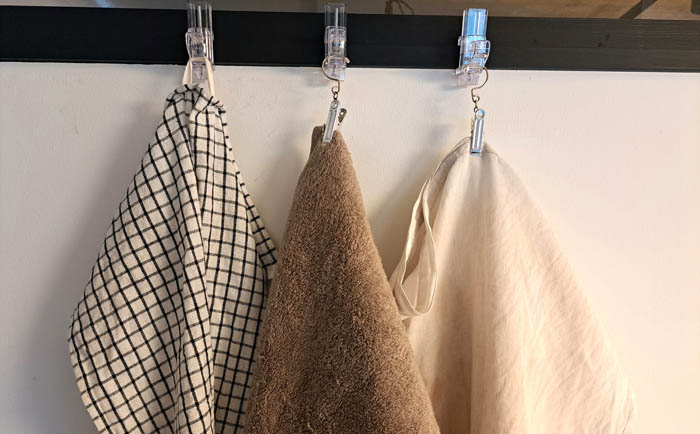 肩越しに横目でちらっ（C）コクハク