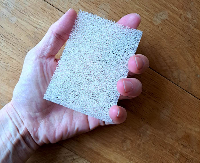 8.5cm×6cm×厚さ1cm。半分にカットして使おうかと迷ってもいますが、きっと小さすぎですね…（C）コクハク