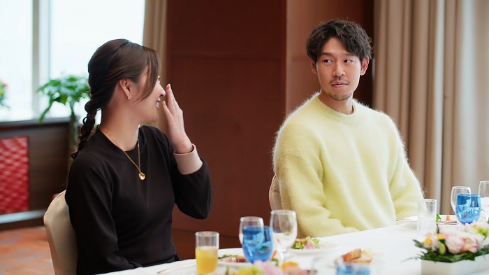 長谷川さんのセーターがかわいい♡（C）2023 Warner Bros. International Television Production Limited