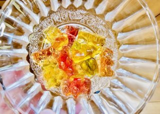 できあがったハリボーゴールドベアーのウイスキー漬け（写真・山ちゃん）