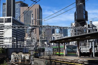縦も横もななめも…直線だけで造られた街の違和感と落ち着き