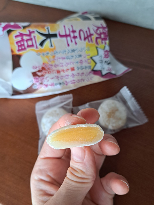 黄色い焼き芋餡がたーっぷり（C）コクハク