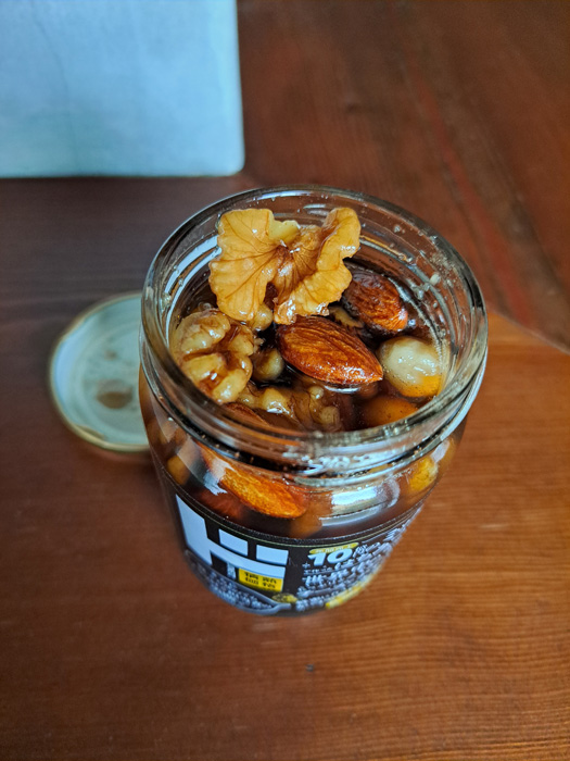 ナッツの香ばしい香りが…。はちみつが“しみしみ”しているので硬すぎず、矯正中の歯でもイケます（笑）／（C）コクハク