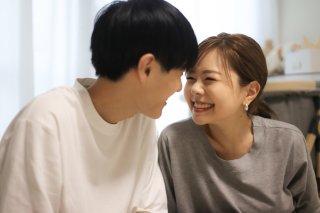 笑顔をキープするのも疲れる（写真:iStock）