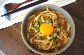 熱湯注いで3分の「きのこカレーうどん」。これはもうカップ麺を超えた!?