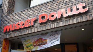 【ミスド】名品「汁そば」のカップ麺が爆誕、ドーナツ型の具入りって!