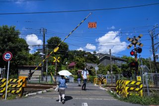 青空に踏切の音が映える 季節は秋でも絶対に手放せないもの