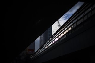 切り取られた街を見上げる 「もっと見たい」は人間の性かな