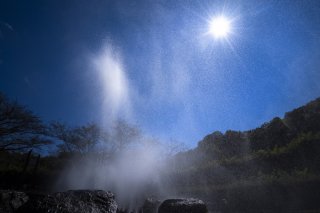 水しぶきの向こうに見えた太陽 長く暑かった季節を偲んで