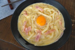 釜玉カルボナーラうどん、卵2つのヤンチャぶり!生クリーム不要でも濃旨