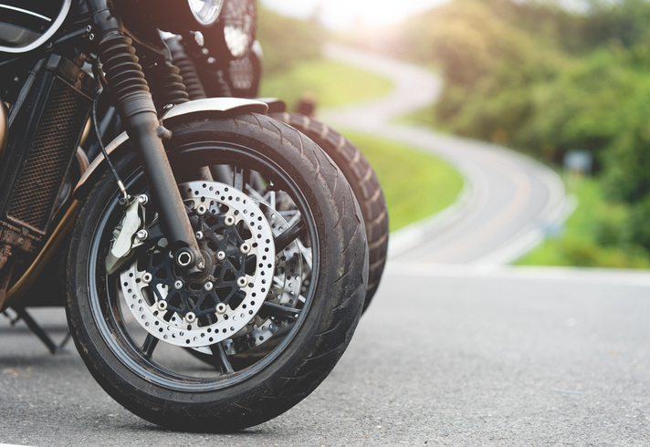 バイクに乗る女性はまだ少数派（写真:iStock）