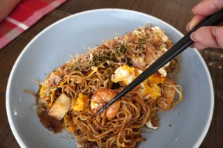 神(紙)ワザ炸裂のオムそば。無気力可!オムレツ&焼きそば同時レンチン