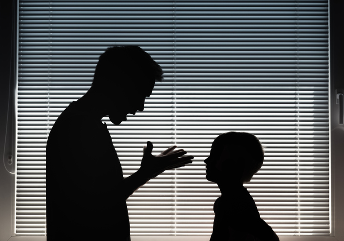 子どものSOSを全否定（写真:iStock）