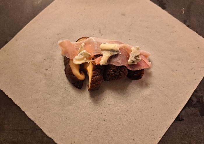 原木しいたけの上に生ハムとゴルゴンゾーラを