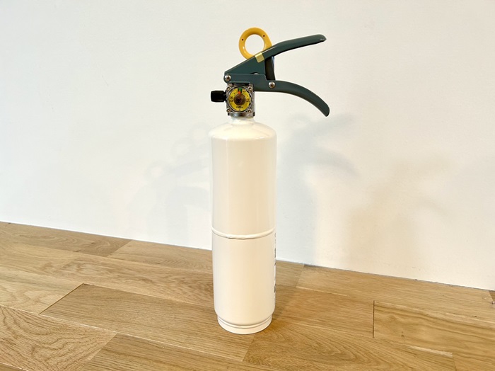 高さは一38cm。鉄製なので重さ2.5キロとズッシリ（C）コクハク