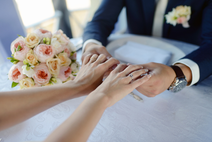 握った手の先には…（写真:iStock）