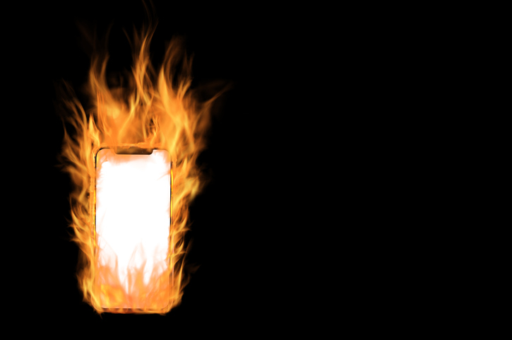 炎上を見るのがつらい（写真:iStock）