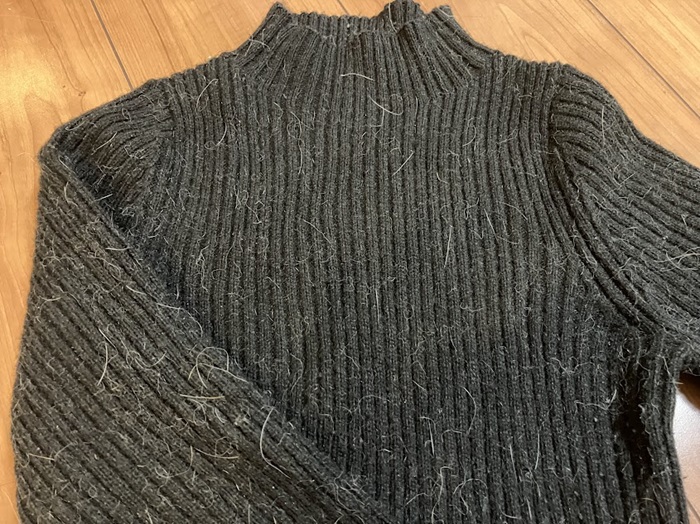 黒のニットはこうなります（C）コクハク
