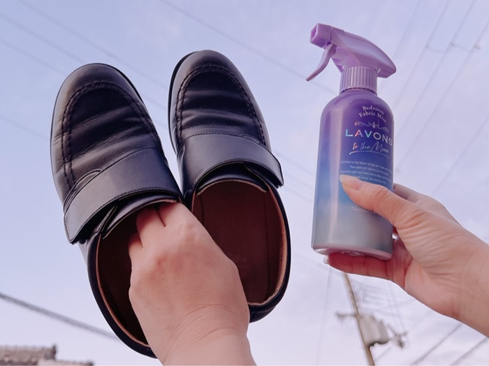 靴にシュッ（C）コクハク