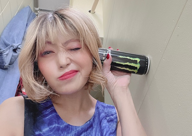 こんなことはしなくても十分聞こえる。（撮影:新井見枝香）