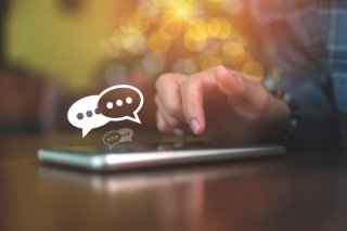 メッセージでのやりとりを重ねてから（写真:iStock）