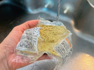 生麺ゆでずに水洗い!? 即席わかめラーメン、基本ノンオイルver.が旨ウマ