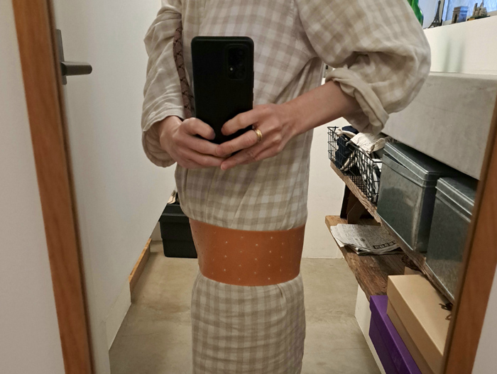 骨盤ベルトを巻いて。発症から4日目、だいぶ落ち着いてきたので撮影（C）コクハク