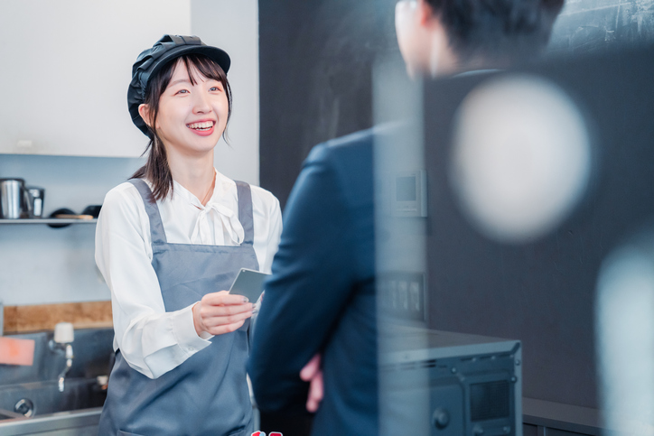 彼は店員にどんな態度？（写真:iStock）