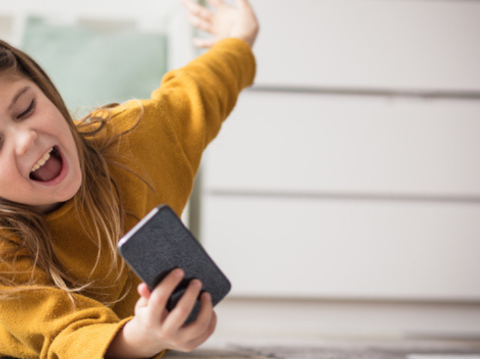 ケンスケって人からLINEだよ！（写真:iStock）