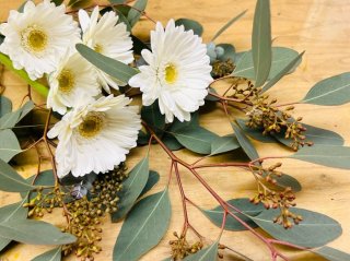 荒れる2024年幕開け 花屋が祈りを込めた「復興と希望」の花束