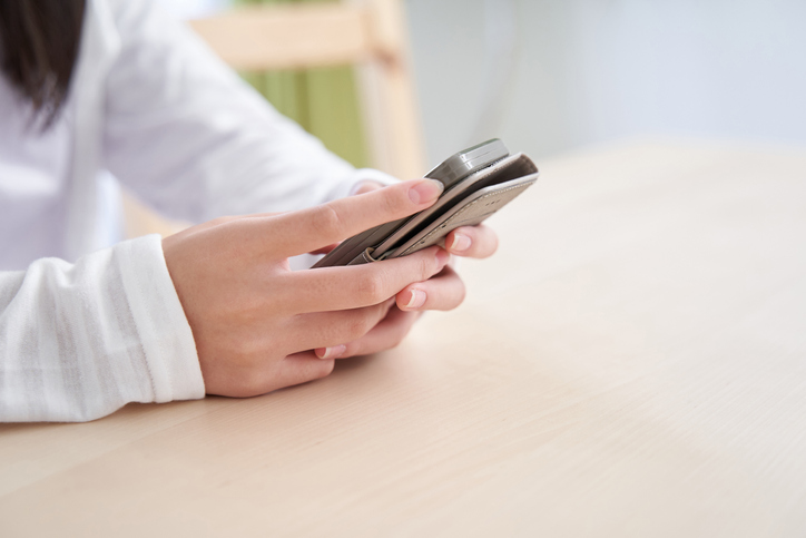 隙あらばスマホをいじる（写真:iStock）