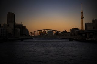 隅田川にかかる橋の上でしばらくの間立ち止まってみる