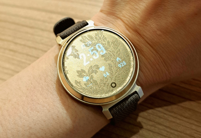 ナイロンバンドの「コーヒー」というカラーを装着。文字盤は光の加減でゴールド調の色合いにも。（C）コクハク