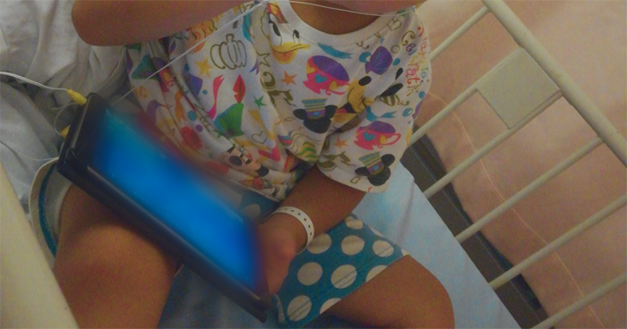 入院中もゲームをする長男（写真:tumugi）