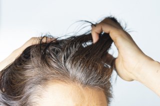 アラフォーの“白髪が目立たない髪型”最適解 若見えにはアレをなくす