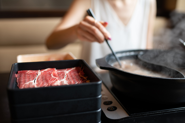 男性のおすすめのお店に行こう（写真:iStock）