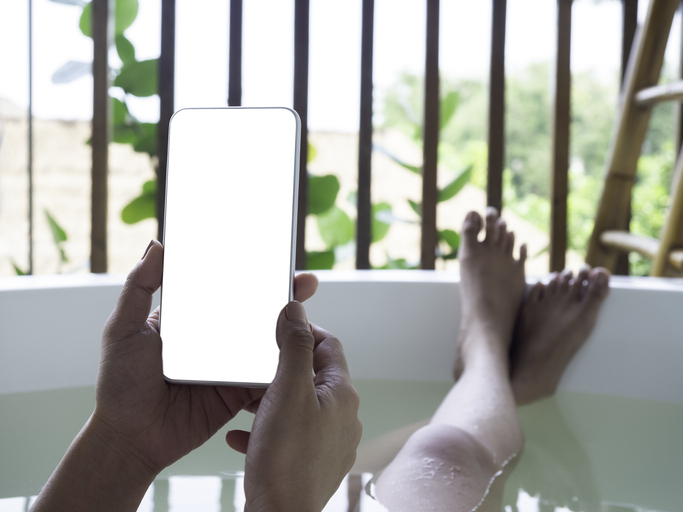 お風呂スマホ、やっちゃうよねー（写真:iStock）