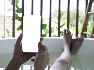 光熱費も気になるからやめたい！ お風呂スマホのデメリットと代替案3選