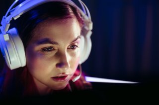 オンラインゲームは不倫の温床？ 主婦が恋愛沼にハマるワケ